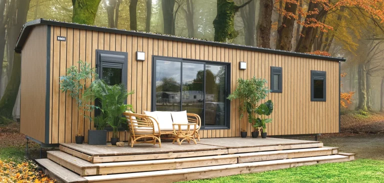 Chalet en bardage bois pour centre équestre avec écuries en arrière-plan