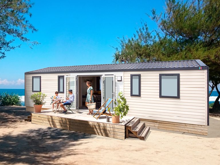 Mobil-home locatif avec terrasse en bois en Bretagne"